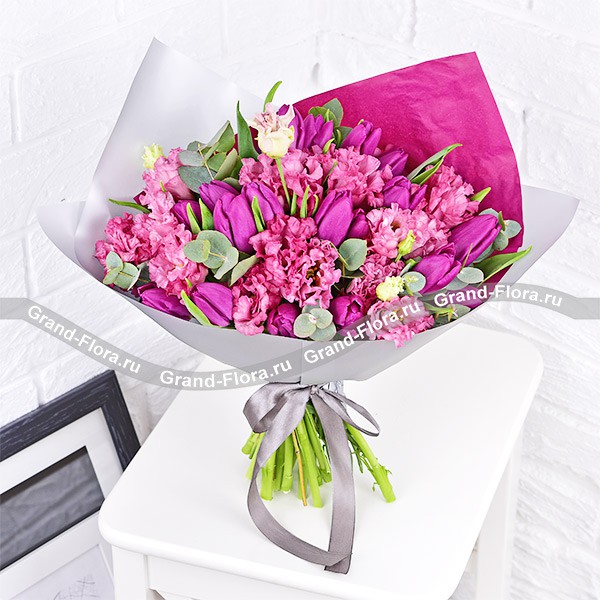 Весенняя серенада - букет из фиолетовых тюльпанов и розовой эустомы