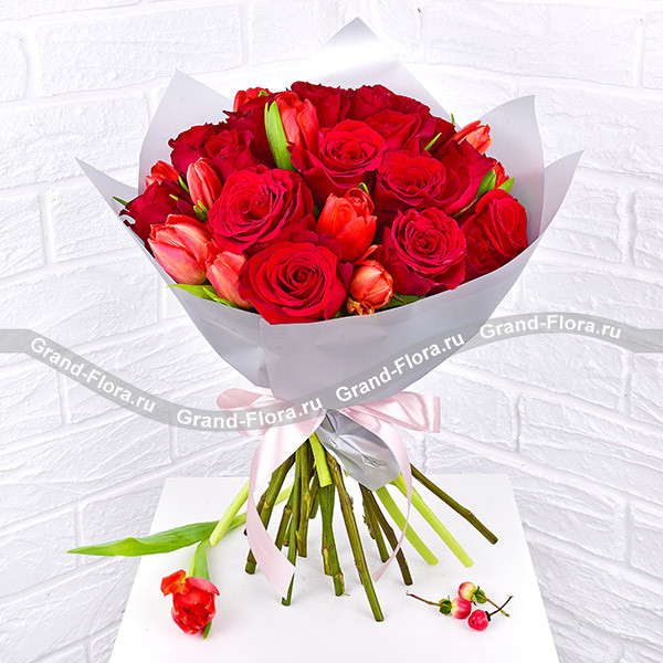 Классическая романтика - букет-новинка из красных роз и тюльпанов